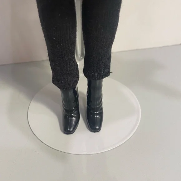 Winter in New York Barbie - Picture 4 of 8